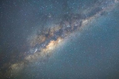 Samanyolu ve yıldızlar gece gökyüzünde Killcare Beach, Central Coast, Avustralya 'da.