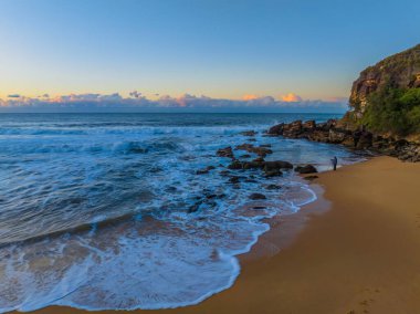 Central Coast, NSW, Avustralya 'daki Killcare Sahili' nde bulutlu gün doğumu denizi..
