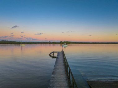 Tilligerry Deresi 'nde kış günbatımı manzarası Limon Ağacı Geçidi, Port Stephens, NSW, Avustralya.