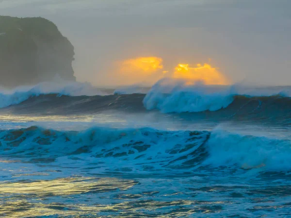 Légi Napfelkelte Látvány Láb Hullámok Esőfelhők Macmasters Beach Central Coast — Stock Fotó