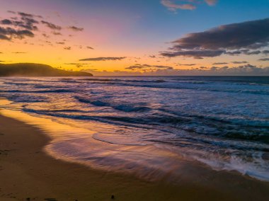 Central Coast, NSW, Avustralya 'daki Killcare Sahili' nde bulutlu gün doğumu denizi..