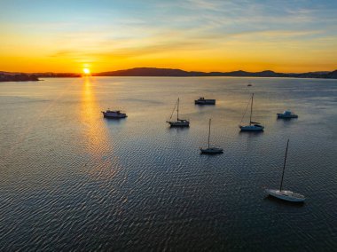 Brisbane üzerinde gün doğumu Koolewong 'da ve Tascott Merkez Sahili' nde, NSW, Avustralya.