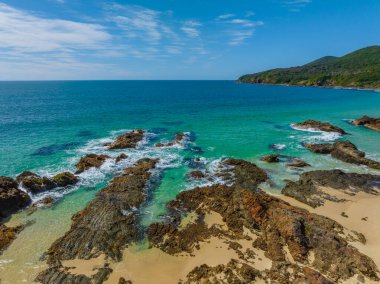 Forster-Tuncurry, NSW, Avustralya 'daki Barrington sahilindeki Burgess Sahili' nde gündüz deniz manzarası.