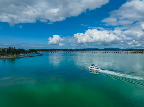 Forster-Tuncurry 'deki Coolongolook Nehri Barrington Sahili, NSW, Avustralya' da gökyüzünde kümülüs bulutlarıyla