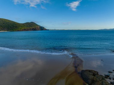 Elizabeth Sahili gündüz deniz manzarası Barrington Sahili, NSW, Avustralya 'daki Pasifik Palms' taki Booti Booti Ulusal Parkı ile çevrilidir..