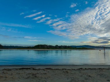 Sabahın erken saatlerinde Avustralya, NSW 'nin güney kıyısındaki Mossy Point' teki Tomago Nehri 'ndeki su manzarası.