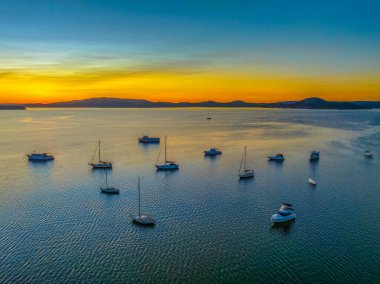 Brisbane üzerinde gün doğumu Koolewong 'da ve Tascott Merkez Sahili' nde, NSW, Avustralya.