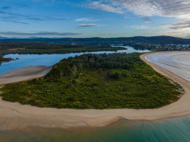 Sabahın erken saatlerinde Avustralya, NSW 'nin güney kıyısındaki Mossy Point' teki Tomago Nehri 'ndeki su manzarası.