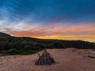 Central Coast, NSW, Avustralya 'daki Macun Sahili' nde yüksek bulutlu gün doğumu.