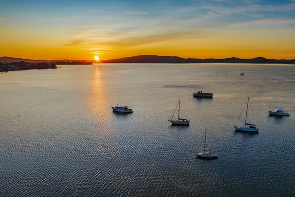 Brisbane üzerinde gün doğumu Koolewong 'da ve Tascott Merkez Sahili' nde, NSW, Avustralya.