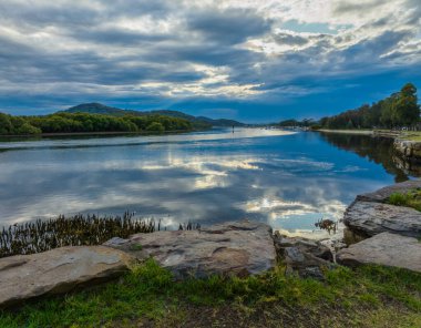 Fırtına kıyı sularının üzerinden geçerken görüntüler merkez kıyısı, NSW, Avustralya 'daki Woy Woy' da bulutlar ve yansımalarla.