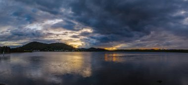 Hava gündoğumu manzarası yağmur bulutları ile Woy Woy 'da merkez kıyısı, NSW, Avustralya' da.