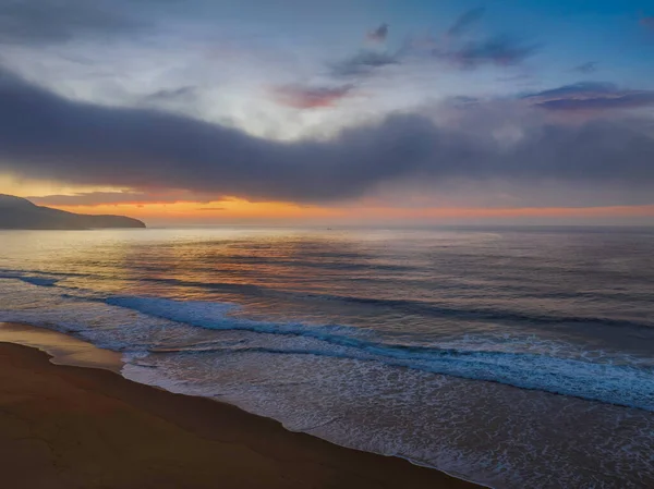 Εναέρια Ανατολή Του Ηλίου Στην Παραλία Μαλακό Σύννεφο Και Ομίχλη — Φωτογραφία Αρχείου
