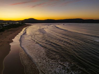Kış gündoğumu Umina sahilindeki Ocean Beach Central Coast, NSW, Avustralya.