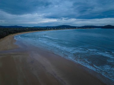 Umina Point 'te yağmur bulutları ve gün doğumu Orta Sahilde Umina Sahili, NSW, Avustralya.