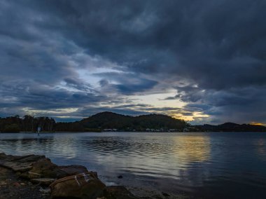 Orta Sahildeki Woy Woy rıhtımında yağmur bulutlarıyla birlikte NSW, Avustralya.