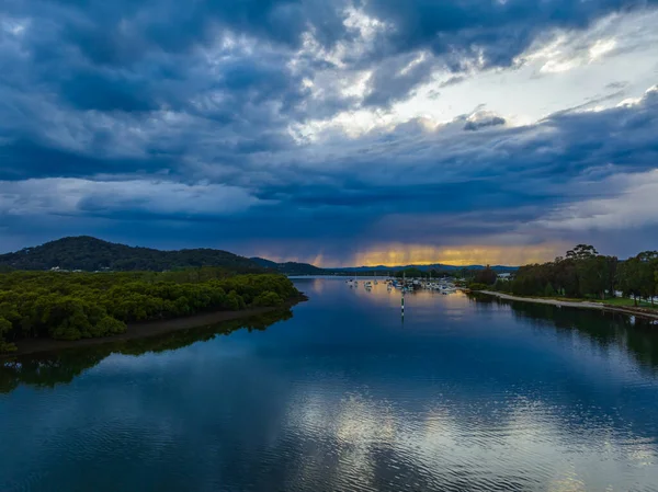 Vistas Aéreas Escénicas Mientras Tormenta Pasa Sobre Las Aguas Costeras — Foto de Stock