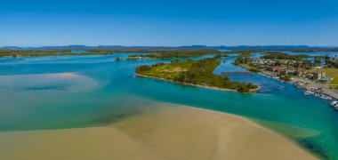Barrington Sahili, NSW, Avustralya 'daki Forster-Tuncurry' deki Coolongolook Nehri üzerindeki gündüz hava manzarası.