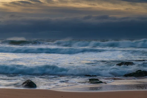 Winter Sunrise Seaside Soft Cloud Covered Sky Waves Rolling Killcare — Foto de Stock