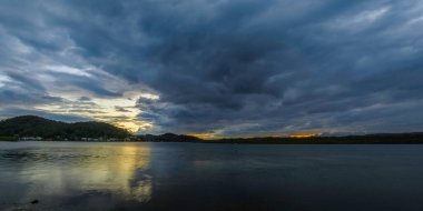 Orta Sahildeki Woy Woy rıhtımında yağmur bulutlarıyla birlikte NSW, Avustralya.