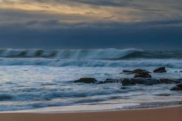 Winter Sunrise Seaside Soft Cloud Covered Sky Waves Rolling Killcare — Stockfoto