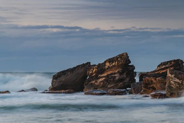 Nascer Sol Inverno Beira Mar Com Nuvens Suaves Céu Coberto — Fotografia de Stock