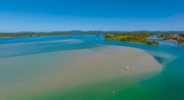 Barrington Sahili, NSW, Avustralya 'daki Forster-Tuncurry' deki Coolongolook Nehri üzerindeki gündüz hava manzarası.