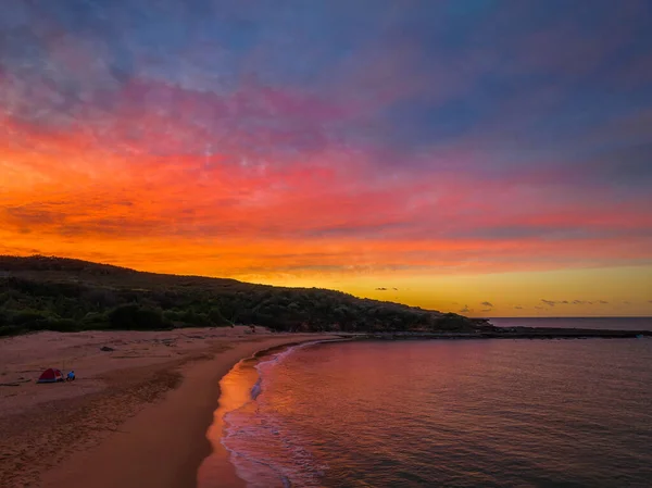 オーストラリア ニューサウスウェールズ州中央海岸のパテビーチで高い雲と日の出 — ストック写真