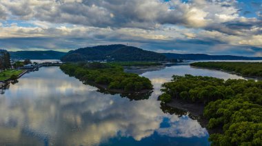 Fırtına kıyı sularının üzerinden geçerken görüntüler merkez kıyısı, NSW, Avustralya 'daki Woy Woy' da bulutlar ve yansımalarla.