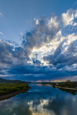 Fırtına kıyı sularının üzerinden geçerken görüntüler merkez kıyısı, NSW, Avustralya 'daki Woy Woy' da bulutlar ve yansımalarla.