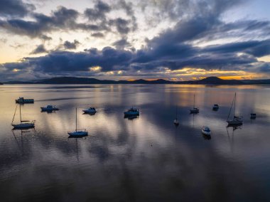 Koolewong 'daki Brisbane Suyu' nda gün doğumu yansımaları ve Orta Sahildeki Tascott, NSW, Avustralya.