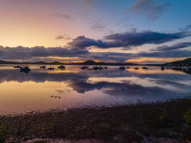 Koolewong 'daki Brisbane Suyu' nda gün doğumu yansımaları ve Orta Sahildeki Tascott, NSW, Avustralya.