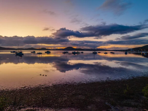 オーストラリア ニューサウスウェールズ州 中央海岸のKoolewongとTascottのブリスベン水に対する日の出の反射 — ストック写真