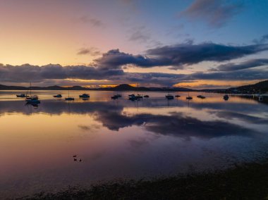 Koolewong 'daki Brisbane Suyu' nda gün doğumu yansımaları ve Orta Sahildeki Tascott, NSW, Avustralya.