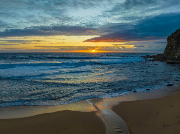 中央海岸 ニューサウスウェールズ州 オーストラリアのMacmasters Beachの雲と波を持つ海辺での空中日の出 — ストック写真