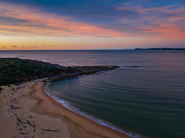 Central Coast, NSW, Avustralya 'daki Macun Sahili' nde yüksek bulutlu gün doğumu.