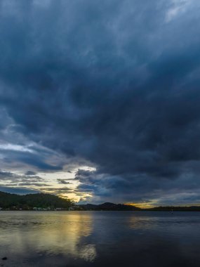 Orta Sahildeki Woy Woy rıhtımında yağmur bulutlarıyla birlikte NSW, Avustralya.