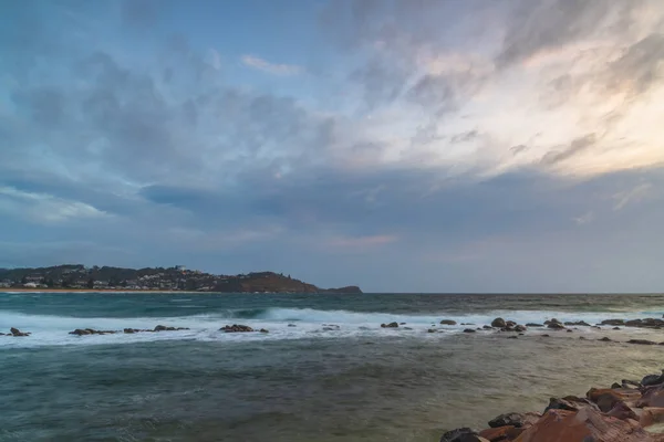 Paisaje Marino Ventoso Amanecer Con Cielo Cubierto Nubes Rocas Olas — Foto de Stock