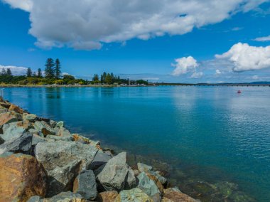 Forster-Tuncurry 'deki Coolongolook Nehri Barrington Sahili, NSW, Avustralya' da gökyüzünde kümülüs bulutlarıyla