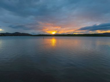 Orta Sahildeki Woy Woy rıhtımında yağmur bulutlarıyla birlikte NSW, Avustralya.