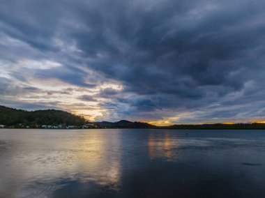 Orta Sahildeki Woy Woy rıhtımında yağmur bulutlarıyla birlikte NSW, Avustralya.