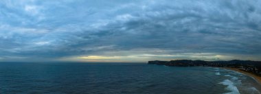 Kuzey Avoca Sahili, NSW, Avustralya 'da bulutlarla kaplı hava gündoğumu deniz manzarası..