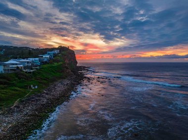 Central Coast, NSW, Avustralya 'da Copacabana' da bulutlarla birlikte hava gündoğumu deniz manzarası.