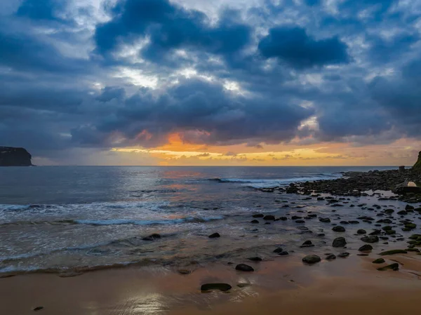 Воздушный Восход Солнца Дождевыми Облаками Небольшими Волнами Пляже Macmasters Beach — стоковое фото