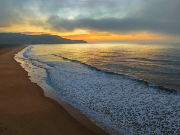 澳大利亚新南威尔士州Killcare海滩 空中日出 阳光普照在地平线上 — 图库照片