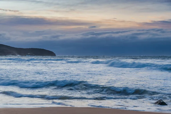 Winter Sunrise Seaside Soft Cloud Covered Sky Waves Rolling Killcare — Foto Stock