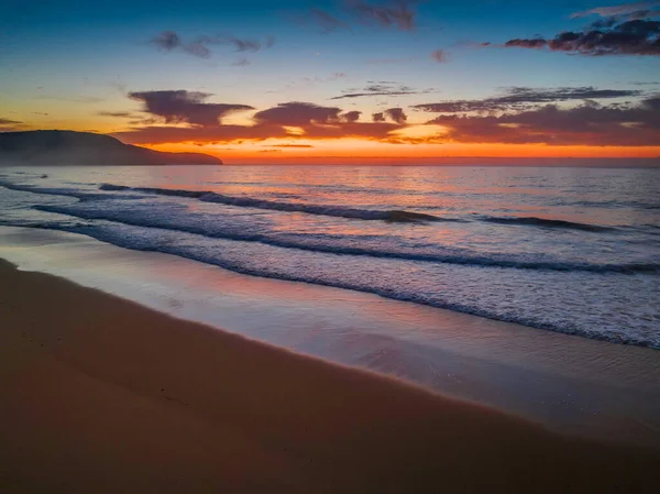 Εναέρια Ανατολή Του Ηλίου Στην Παραλία Μαλακό Σύννεφο Και Μικρά — Φωτογραφία Αρχείου