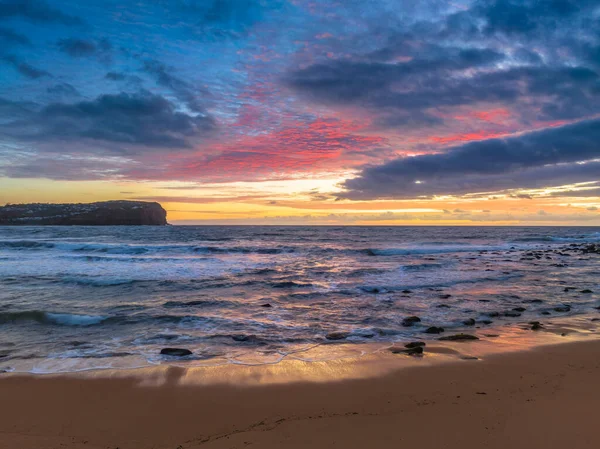 澳大利亚新南威尔士州中部海岸的麦克马斯特海滩 空中日出 乌云密布 波涛汹涌 — 图库照片