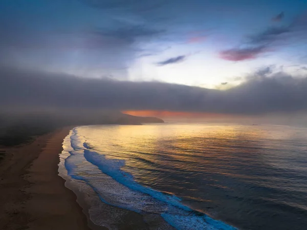 Εναέρια Ανατολή Του Ηλίου Στην Παραλία Μαλακό Σύννεφο Και Ομίχλη — Φωτογραφία Αρχείου