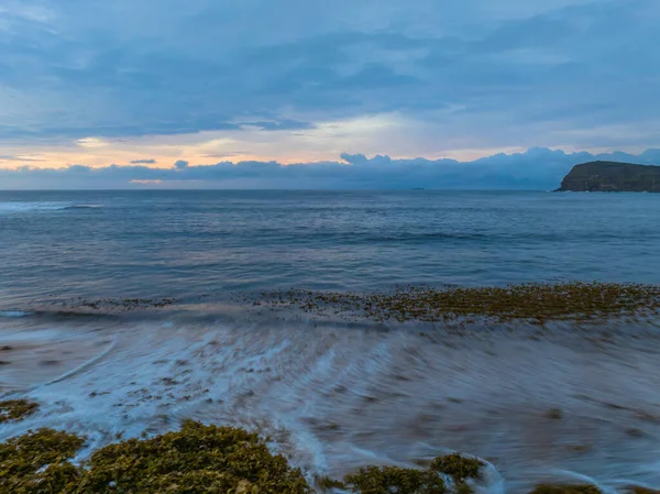 澳大利亚新南威尔士州中部海岸科帕卡巴纳带云彩的空中日出海景 — 图库照片